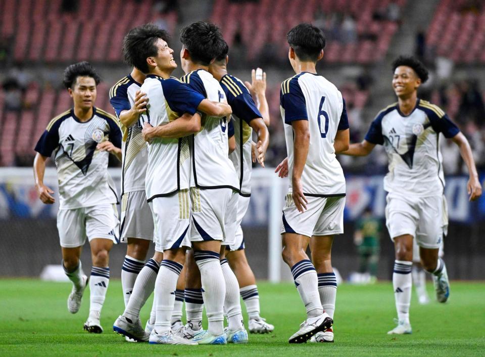 　前半終了間際、村上（手前左）が先制ゴールを決め、喜ぶ東洋大イレブン