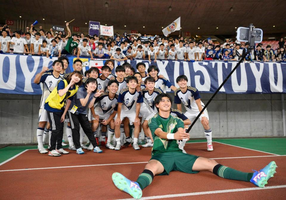 　新潟に競り勝ち、記念撮影する東洋大の選手たち