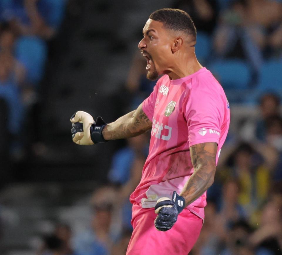 　ＰＫ戦で川崎の１本目が外れ、ほえるＳＣ相模原ＧＫのバウマン（撮影・吉澤敬太）