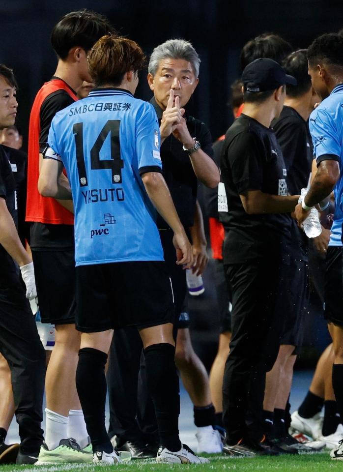 　前半、指示を出す川崎・長谷部監督（中央）