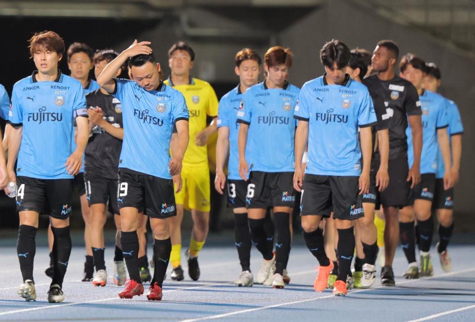 　ＰＫ戦で敗れ、肩を落とす川崎イレブン（撮影・吉澤敬太）
