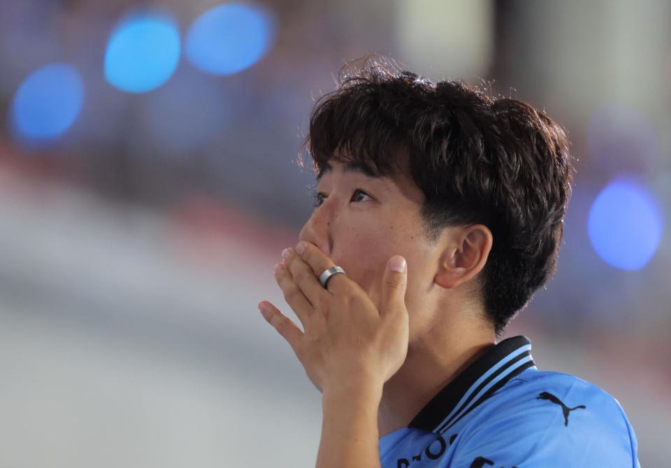 　涙を拭きながらサポーターにあいさつする川崎・山田新（撮影・吉澤敬太）