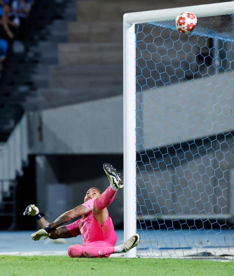 　ＰＫ戦で川崎３人目・神田のキックを止める相模原・ＧＫバウマン