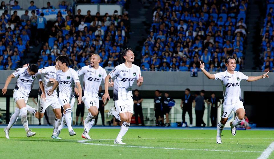 　ＰＫ戦の末、川崎に勝利し駆け出す相模原の選手たち