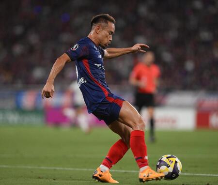 　前半、クロスを上げるＦＣ東京・長友佑都（撮影・堀内翔）