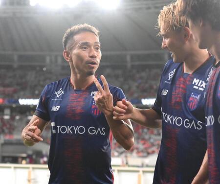 　試合後、２アシストを喜ぶＦＣ東京・長友佑都（左）＝撮影・堀内翔