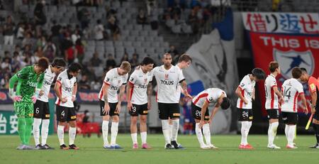 　逆転負けを喫して肩を落とす浦和イレブン（撮影・堀内翔）