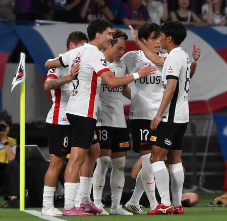 　前半、勝ち越しのゴールを決めて祝福される浦和・渡辺凌磨（左から３人目）＝撮影・堀内翔