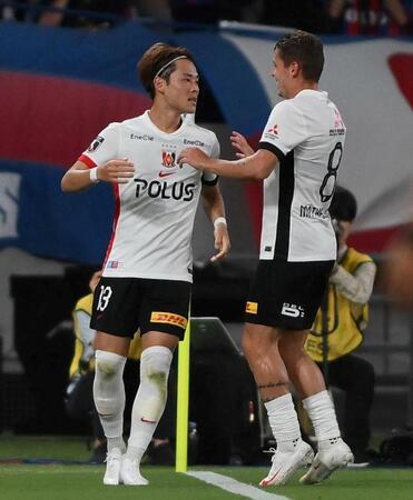 　前半、勝ち越しのゴールを決めてマテウスサビオ（右）に祝福される浦和・渡辺凌磨（撮影・堀内翔）