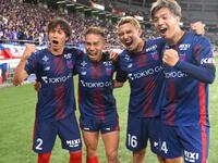 　試合後ポーズ決める（左から）ＦＣ東京・室屋成、長友佑都、佐藤恵允、山下敬大（撮影・堀内翔）