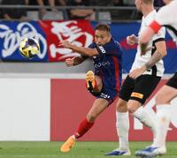 　後半、クロスを上げるＦＣ東京・長友佑都（撮影・堀内翔）