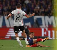 　前半、スライディングをしてクリアするＦＣ東京・長友佑都（撮影・堀内翔）