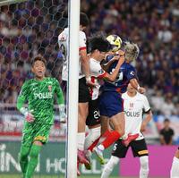 　後半、ヘディングで勝ち越しのゴールを決めるＦＣ東京・仲川輝人（右端）＝撮影・堀内翔