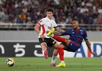 　後半、同点ゴールを決めるＦＣ東京・マルセロヒアン（右）。左は浦和・ダニーロボザ（撮影・堀内翔）