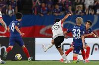 　前半、同点のゴールを決める浦和・安居海渡（中央）＝撮影・堀内翔