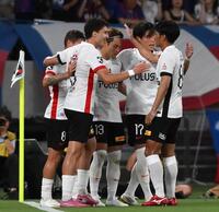 　前半、勝ち越しのゴールを決めて祝福される浦和・渡辺凌磨（左から３人目）＝撮影・堀内翔