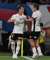 　前半、勝ち越しのゴールを決めてマテウスサビオ（右）に祝福される浦和・渡辺凌磨（撮影・堀内翔）