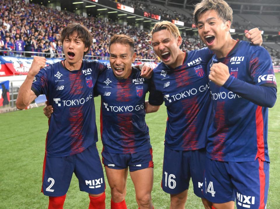 　試合後ポーズ決める（左から）ＦＣ東京・室屋成、長友佑都、佐藤恵允、山下敬大（撮影・堀内翔）