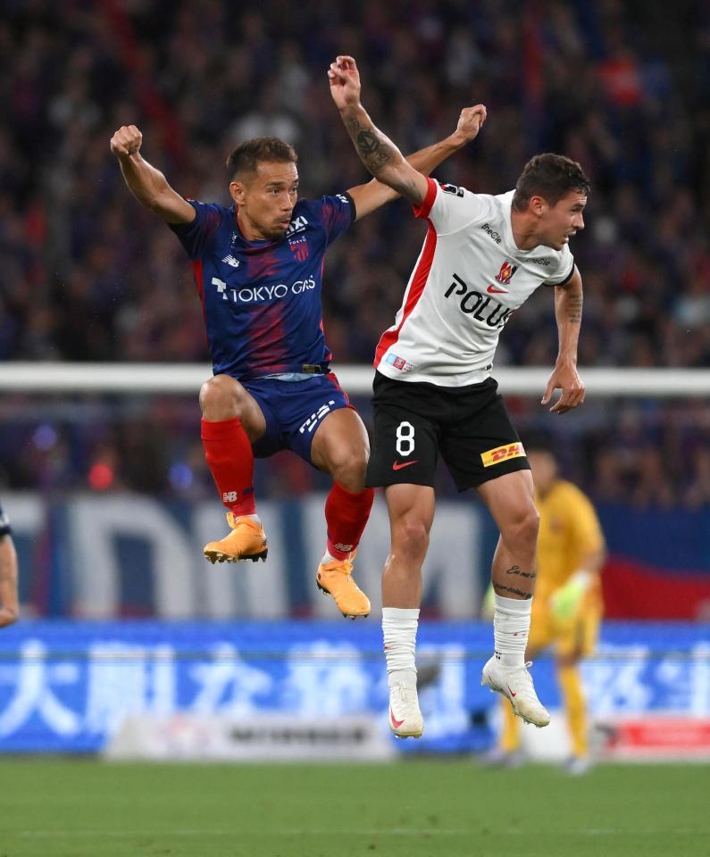 　前半、ヘディングで競り合うＦＣ東京・長友佑都（左）と浦和・マテウスサビオ（撮影・堀内翔）