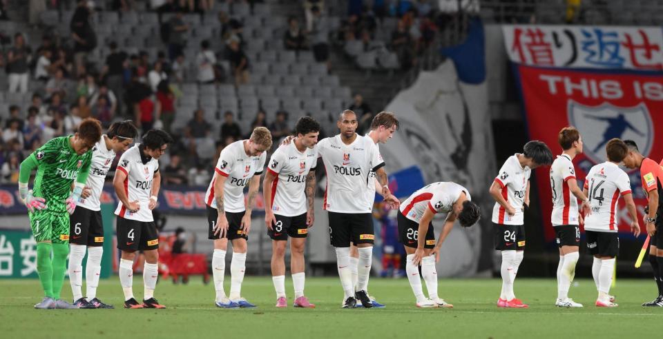　逆転負けを喫して肩を落とす浦和イレブン（撮影・堀内翔）