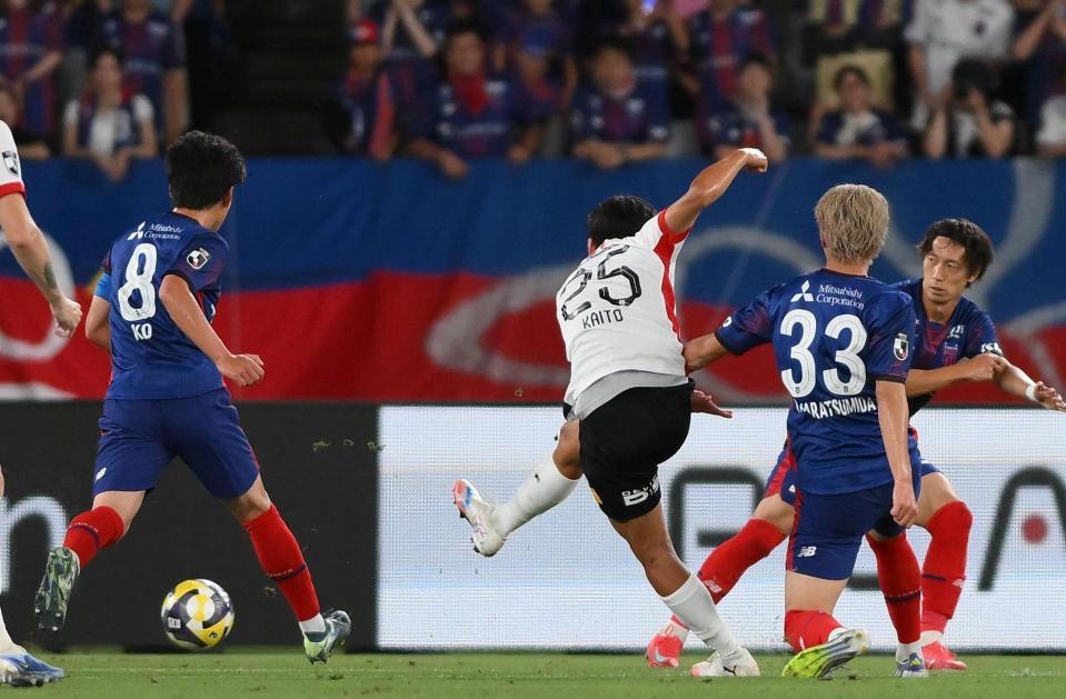 　前半、同点のゴールを決める浦和・安居海渡（中央）＝撮影・堀内翔