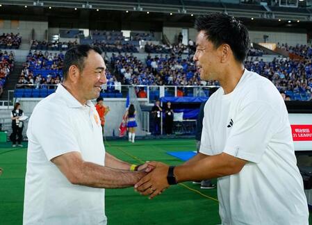　試合前、握手を交わす名古屋・長谷川監督（左）と横浜Ｍ・大島監督