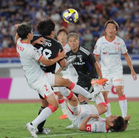 　前半、先制点を決める横浜Ｍ・谷村海那（左から２人目）＝撮影・吉澤敬太