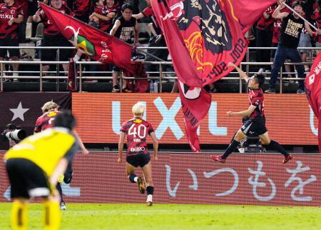 　鹿島-柏　試合終了間際、決勝ゴールを決め、跳び上がって喜ぶ鹿島・松村（右）＝メルスタ