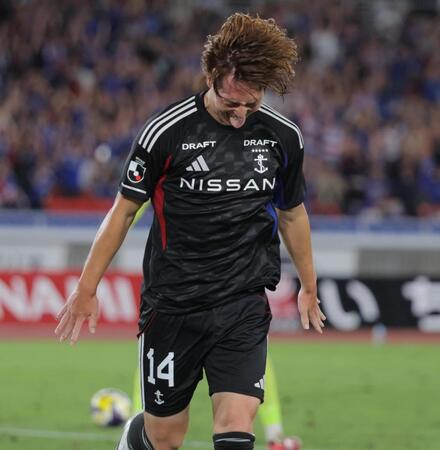 　後半、チーム３点目のゴールを決め、舌を出して喜ぶ横浜Ｍ・植中朝日（撮影・吉澤敬太）