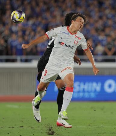 　前半、競り合う名古屋・永井謙佑（手前）＝撮影・吉澤敬太