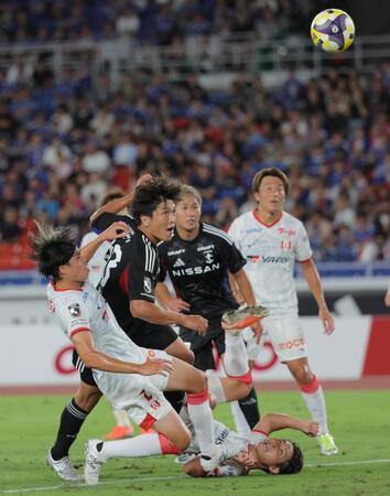 　前半、横浜Ｍ・谷村海那（左から２人目）がボレーシュートを決める（撮影・吉澤敬太）