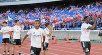 　グラウンドに登場した選手を応援する横浜Ｍサポーター（撮影・吉澤敬太）