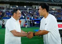 　試合前、握手を交わす名古屋・長谷川監督（左）と横浜Ｍ・大島監督