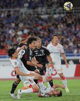 　前半、横浜Ｍ・谷村海那（左から２人目）がボレーシュートを決める（撮影・吉澤敬太）