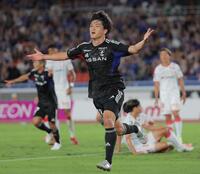　前半、先制点を決め喜ぶ横浜Ｍ・谷村海那（撮影・吉澤敬太）