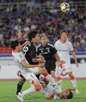 　前半、先制点を決める横浜Ｍ・谷村海那（左から２人目）＝撮影・吉澤敬太