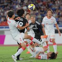 　前半、先制点を決める横浜Ｍ・谷村海那（左から２人目）＝撮影・吉澤敬太