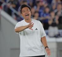 　前半、指示を出す横浜Ｍ・大島秀夫監督（撮影・吉澤敬太）