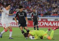 　前半、ゴール前のボールに横浜Ｍ・谷村海那（中央）が詰めるも名古屋ＧＫのピサノ・アレクサンドレ幸冬堀尾（右）に止められる。左は名古屋・稲垣祥（撮影・吉澤敬太）