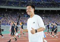 　試合後、サポーターの前で笑顔を見せる横浜Ｍ・大島秀夫監督（撮影・吉澤敬太）