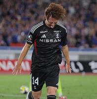 　後半、チーム３点目のゴールを決め、舌を出して喜ぶ横浜Ｍ・植中朝日（撮影・吉澤敬太）