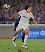 　前半、競り合う名古屋・永井謙佑（手前）＝撮影・吉澤敬太