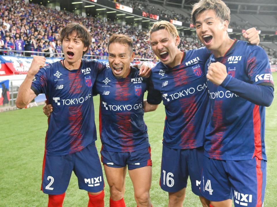　試合後にほえるＦＣ東京の（左から）室屋、長友、佐藤、山下（撮影・堀内翔）
