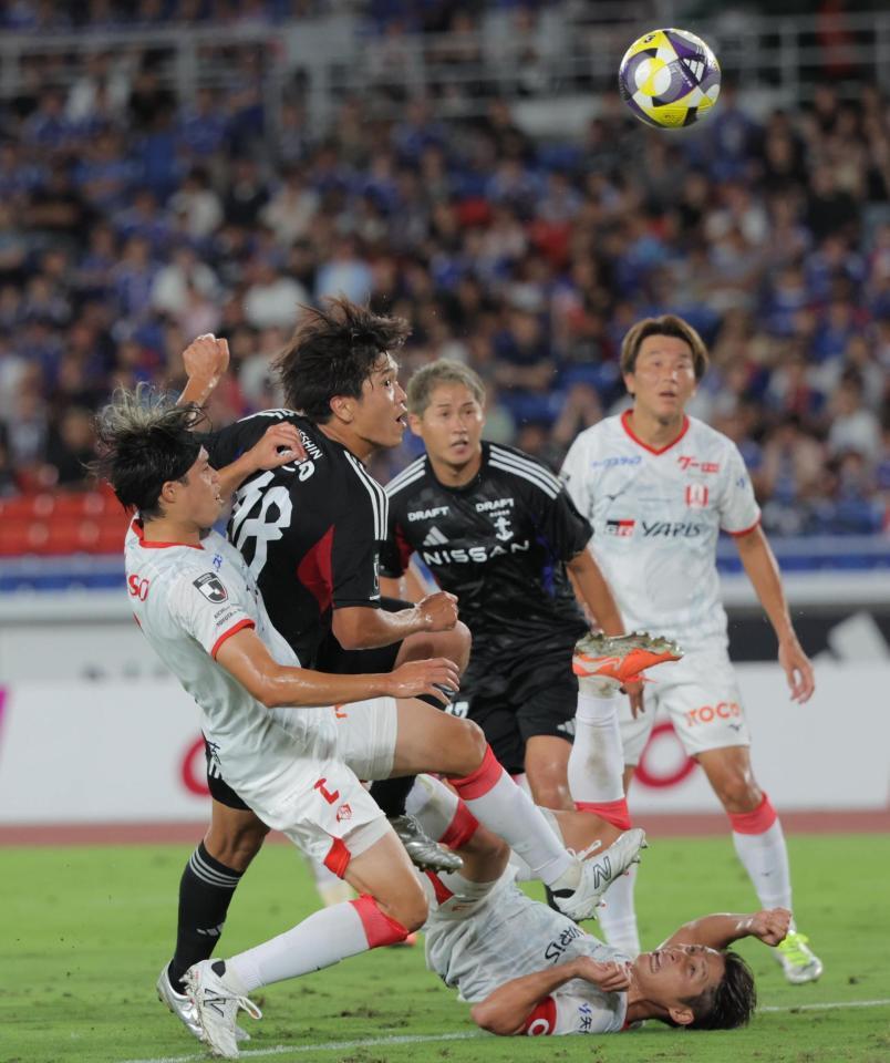 　前半、先制点を決める横浜Ｍ・谷村海那（左から２人目）＝撮影・吉澤敬太