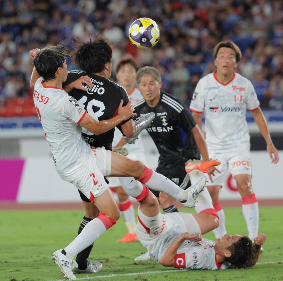　前半、先制点を決める横浜Ｍ・谷村海那（左から２人目）＝撮影・吉澤敬太