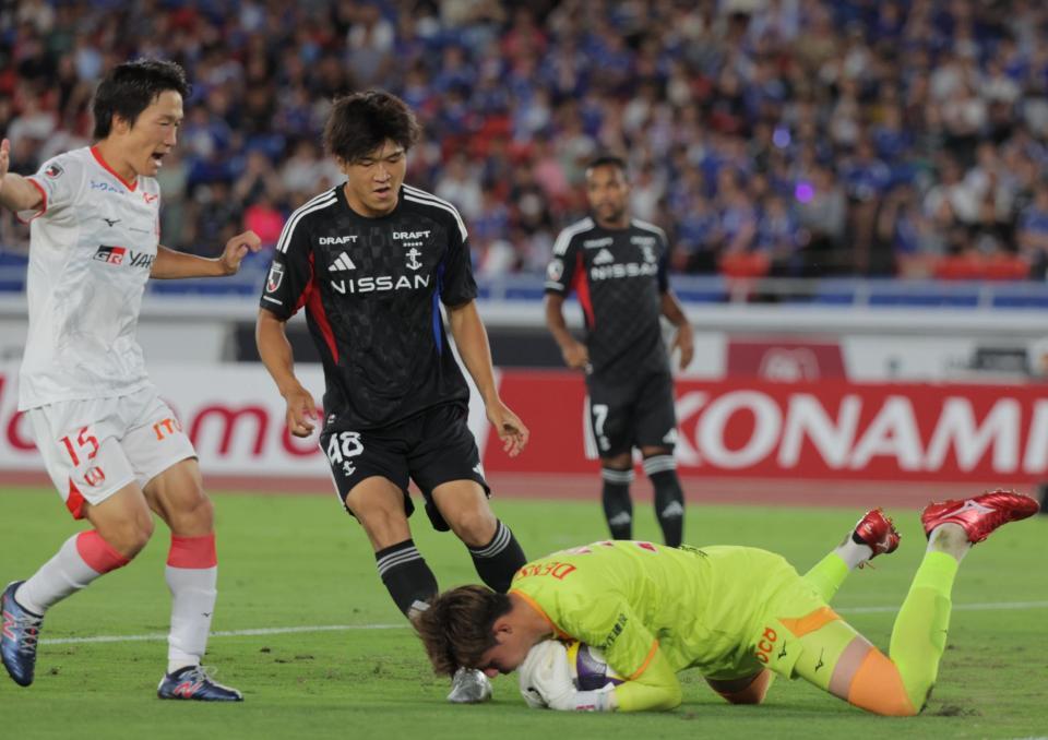 　前半、ゴール前のボールに横浜Ｍ・谷村海那（中央）が詰めるも名古屋ＧＫのピサノ・アレクサンドレ幸冬堀尾（右）に止められる。左は名古屋・稲垣祥（撮影・吉澤敬太）