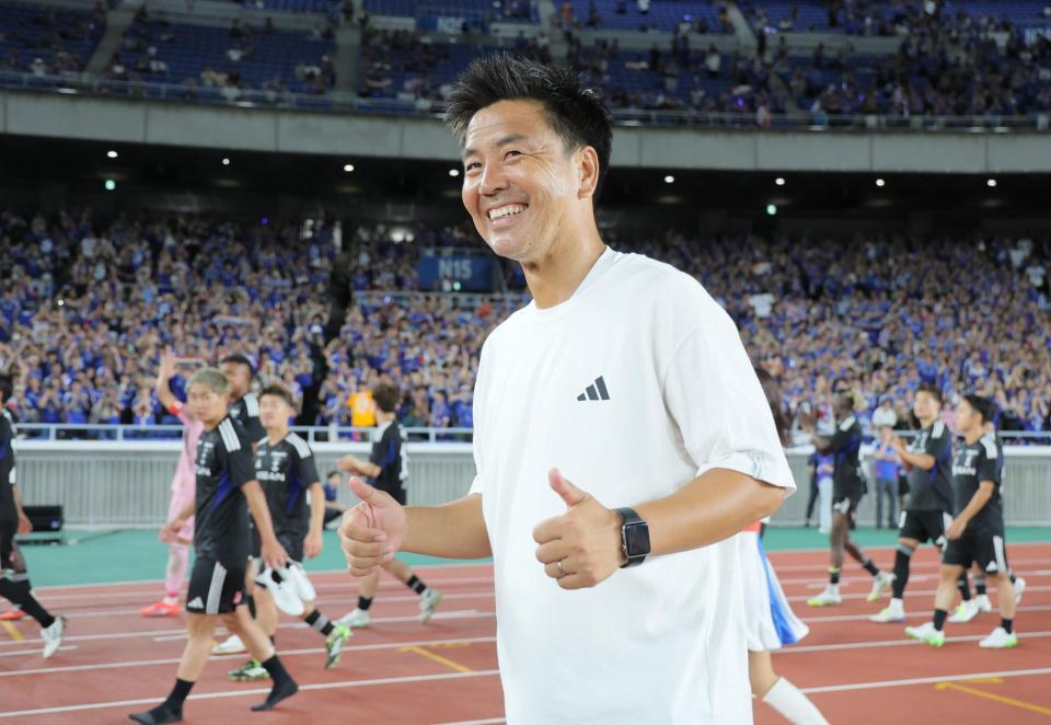 　試合後、サポーターの前で笑顔を見せる横浜Ｍ・大島秀夫監督（撮影・吉澤敬太）