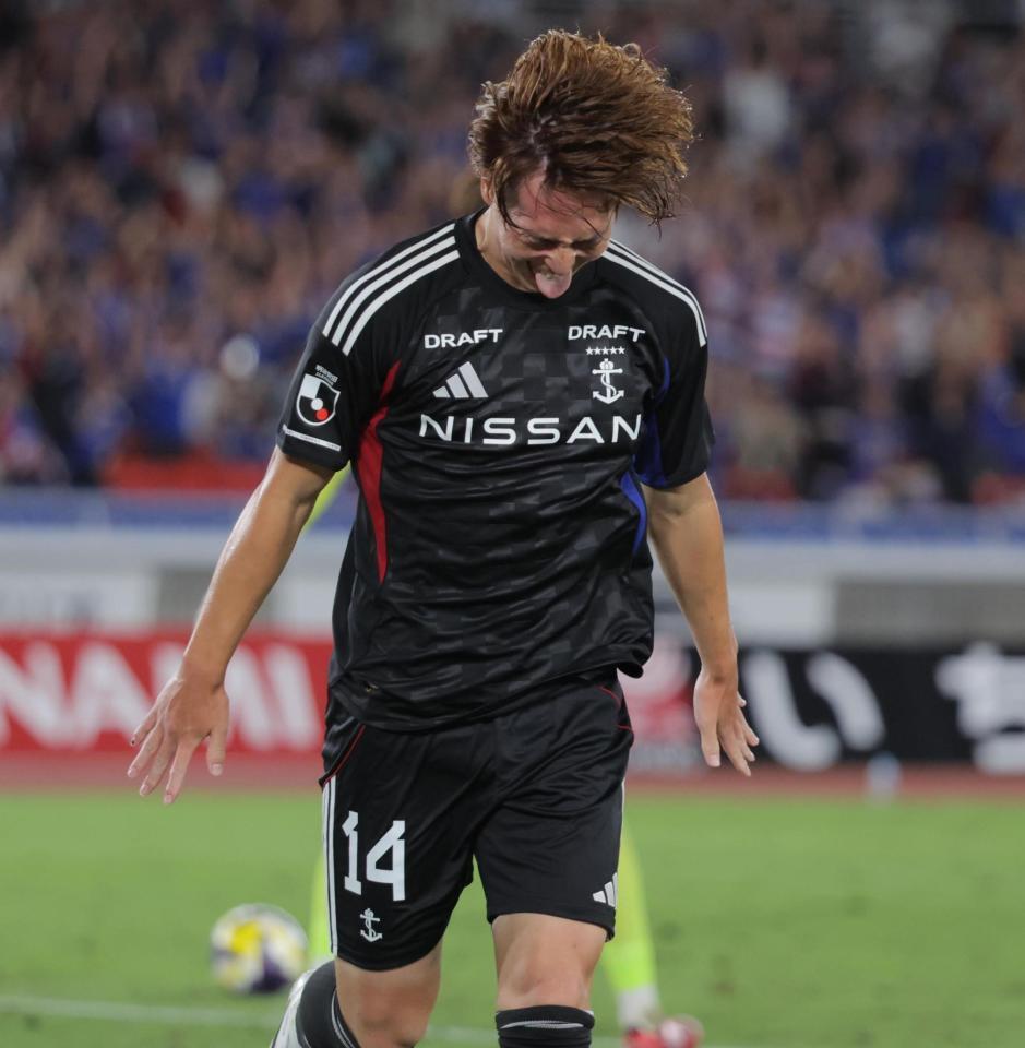 　後半、チーム３点目のゴールを決め、舌を出して喜ぶ横浜Ｍ・植中朝日（撮影・吉澤敬太）