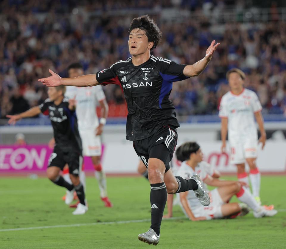 　前半、先制点を決め喜ぶ横浜Ｍ・谷村海那（撮影・吉澤敬太）