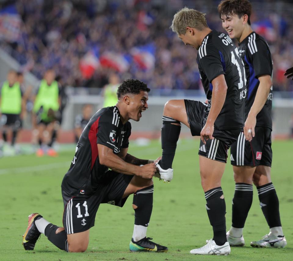 　前半、ゴールを決め、スパイクを磨くパフォーマンスを見せる横浜Ｍのヤンマテウス（左）＝撮影・吉澤敬太